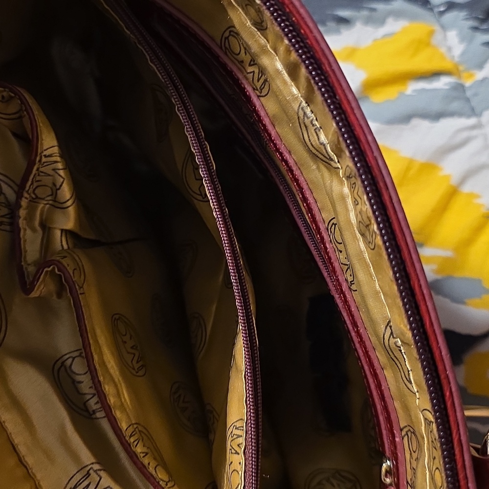 Madi Claire's Elegant Burgundy Crocodile-Embossed Leather Tote Bag - Picture 15 of 16